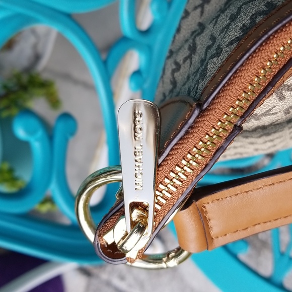 NWT Michael Kors Beige/Brown Signature Coated Canvas and Leather Jet Set Hobo - Picture 4 of 12